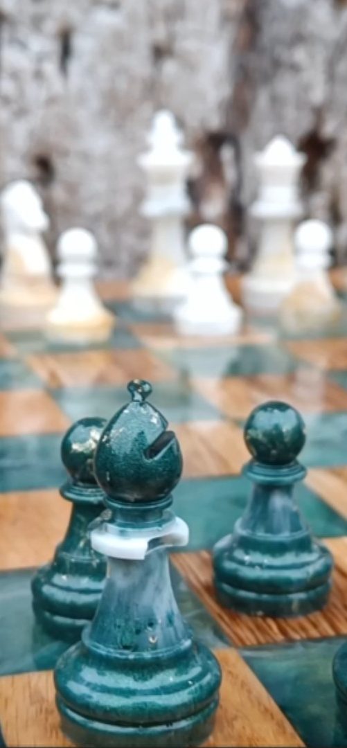 Niymaea chess bois poetique