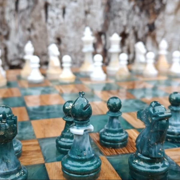Niymaea chess bois poetique